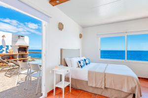 Posteľ alebo postele v izbe v ubytovaní Luminous loft apartment next to the Atlantic Ocean