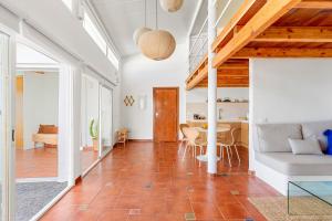 Posedenie v ubytovaní Luminous loft apartment next to the Atlantic Ocean