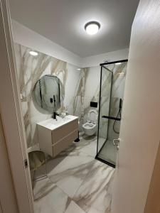 Ένα μπάνιο στο Studio White Titanic Luxury Mamaia