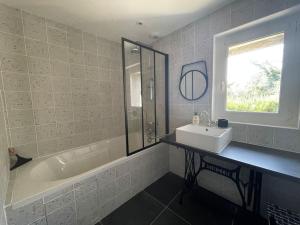ein Badezimmer mit Badewanne und Waschbecken und einem Fenster in der Unterkunft Charmante maison tourangelle proche Amboise in Mosnes + 28 Fotos