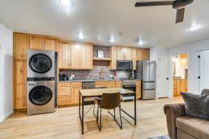 Η κουζίνα ή μικρή κουζίνα στο Bright Cedar City Townhome about 2 Mi to Downtown!