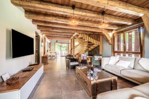 un soggiorno con un divano e una TV di Chalet La Glière de l'Etelley a Samoëns