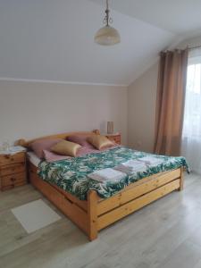 Vuode tai vuoteita majoituspaikassa Urocze Apartamenty