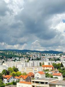 une vue d'une ville avec des maisons et des bâtiments dans l'établissement Jolie F3 Berthelot , Tout Equipé - WI-FI , CL-FD Berthelot 10eme, à Clermont-Ferrand