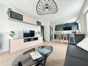 un salon avec un canapé et une table dans l'établissement Jolie F3 Berthelot , Tout Equipé - WI-FI , CL-FD Berthelot 10eme, à Clermont-Ferrand