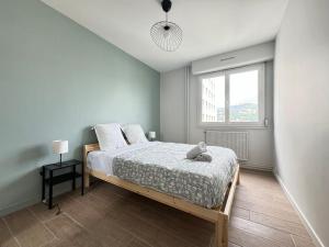 une chambre avec un lit et une fenêtre dans l'établissement Jolie F3 Berthelot , Tout Equipé - WI-FI , CL-FD Berthelot 10eme, à Clermont-Ferrand