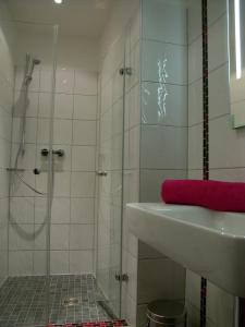 y baño con ducha y lavamanos. en Ferienwohnung Am Dom, en Xanten