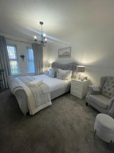 ein Schlafzimmer mit einem Bett, einer Couch und einem Sessel in der Unterkunft Mountainview Cottage in Dungiven