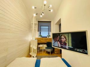 ブラチスラヴァにあるBratislava Centrum - moderný komfortný apartmánのリビングルーム(壁に大画面薄型テレビ付)