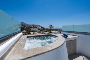 Bazén v ubytování NEW Yiota Collection 4 Suites & 4 Prive Jacuzzi nebo v jeho okolí