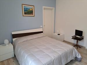 Postel nebo postele na pokoji v ubytování MARE FUORI - stanze con piscina