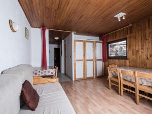 pokój z łóżkiem i stołem w obiekcie Charmant T3 lumineux avec balcon à Tignes Le Lac, proche pistes et commerces - FR-1-502-442 w mieście Tignes