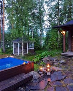 a backyard with a swimming pool and a fire hydrant at Tunnelmallinen ilmastoitu järvenrantahuvila in Saarijärvi