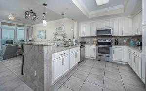 Nhà bếp/bếp nhỏ tại Phoenix Gulf Shores 702 condo