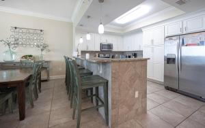 Nhà bếp/bếp nhỏ tại Phoenix Gulf Shores 702 condo