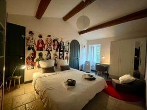 Ένα ή περισσότερα κρεβάτια σε δωμάτιο στο Chambre d'Hôtes Kyoto et SdB privée dans une Bastide du XVIIe Siècle