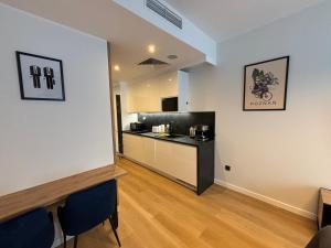 a living room with a counter and a kitchen at TOTU TODAY-PLAC WOLNOŚCI 6 APARTAMENTY, Faktura VAT, self check-in in Poznań