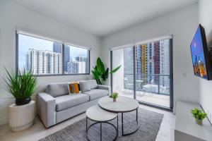 una sala de estar con un sofá y una mesa en Condo with Amazing Views in the Heart of Brickell, en Miami
