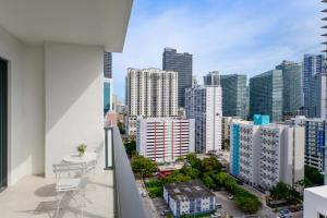 un balcón con vista a una ciudad en Condo with Amazing Views in the Heart of Brickell, en Miami