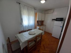 eine kleine Küche mit Tisch und Kühlschrank in der Unterkunft Peša Holiday Apartments in Zaton + 28 Fotos