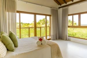 a bedroom with a bed with two towels on it at Casa Kai - Costa Dourada in Onça