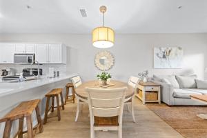 Η κουζίνα ή μικρή κουζίνα στο Condo with Pool and Beach and Lake Access with 4 Beds on 30A