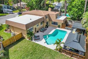 una vista aérea de una casa con piscina en Tropical Oasis, 5 Mins to Beach, en Seminole