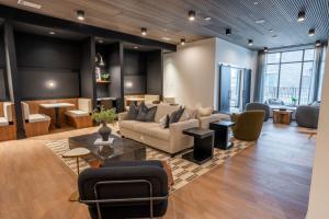 Posezení v ubytování Upscale, New Apt, Pool, Long Stays