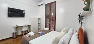 Postel nebo postele na pokoji v ubytování VATICAN ERA Guest House