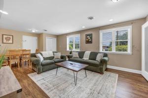 a living room with two couches and a table at Hamilton Home Playground 2BR in Lexington
