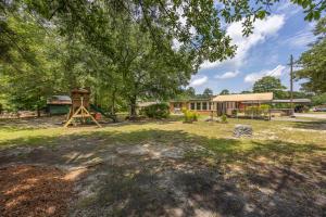 an image of a yard with a house at Hamilton Home Playground 2BR in Lexington
