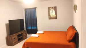 TV a/nebo společenská místnost v ubytování Game Day Touchdown Lounge in Baton Rouge - CB1024