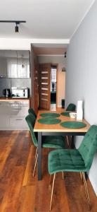Kuchyň nebo kuchyňský kout v ubytování Apartamenty Green&Blue w Węgorzewie- GREEN