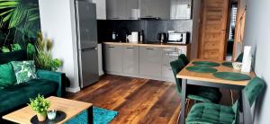 salon ze stołem i kuchnią w obiekcie Apartamenty Green&Blue w Węgorzewie- GREEN w Węgorzewie