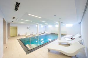 ein Pool mitten in einem Gebäude in der Unterkunft Hotel Rössle Superior in Galtür