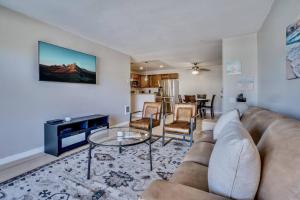 Posezení v ubytování Pacific Beach Resort Condo - Walk to the Beach