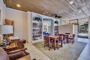 Posezení v ubytování Pacific Beach Resort Condo - Walk to the Beach