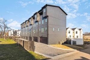 un gran edificio con en Walk to 12 South and Belmont with Garage FirePit and Patio, en Nashville