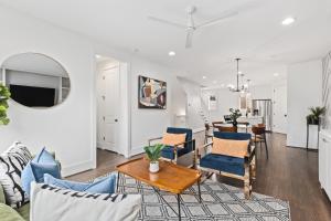 una sala de estar con un sofá y una mesa en Walk to 12 South and Belmont with Garage FirePit and Patio, en Nashville