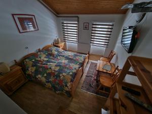 an overhead view of a bedroom with a bed and windows at Winter Forest Vlasic in Šišava