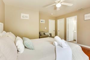 Giường trong phòng chung tại Louisville Apartment - Walk to Restaurants!