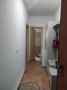 ゴーレムにあるThe Blue Apartmentの廊下(トイレ、洗面台付)