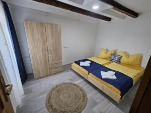 Postel nebo postele na pokoji v ubytování Villa Nautia Stone House + 23 fotografií