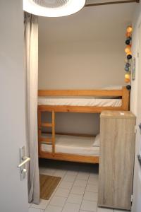 a small room with bunk beds in it at Le cabanon de Mirza in Sète