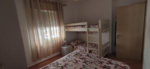 ゴーレムにあるThe Blue Apartmentの小さなベッドルーム(二段ベッド2台、窓付)が備わります。