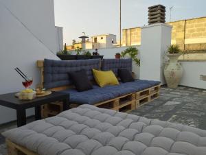 a blue couch sitting on top of a patio at Casa Loka in Sogliano Cavour