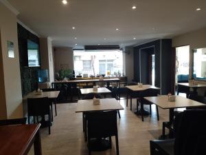 a dining room with tables and chairs in a restaurant at Hotel Alto Parana in Córdoba