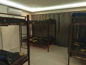 ein Zimmer mit drei Etagenbetten in einem Zimmer in der Unterkunft SheLiz Private Resort in Baliuag