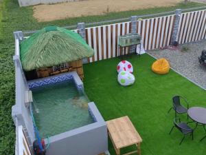 eine Draufsicht auf eine Hundehütte und einen Swimmingpool in der Unterkunft SheLiz Private Resort in Baliuag