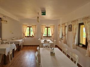 Restaurace v ubytování Pensiunea La Conac